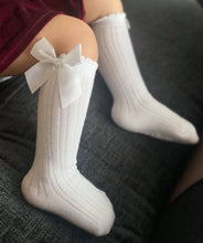 Load image into Gallery viewer, Knee high bow socks - White
